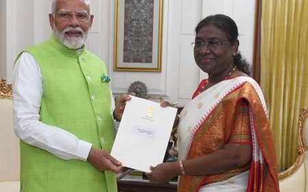 प्रधानमंत्री नरेंद्र मोदी ने राष्ट्रपति द्रौपदी मुर्मू को अपना इस्तीफा सौंपा।