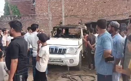 सम्भल: खड़ी बोलेरो में लगी आग, साजिश की आशंका।