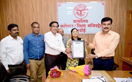 हरदोई। जिलाधिकारी को मिला सामान्य प्रेक्षक की ओर से प्रशस्ति पत्र।