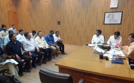 हरदोई। उत्पादकता बढ़ाने के लिए कृषकों को जागरूक किया जाये:- जिलाधिकारी