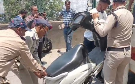 मसूरी में सड़क किनारे खड़े स्कूटी और चार पहिया  वाहनों   के खिलाफ परिवहन विभाग की कार्यवाही।
