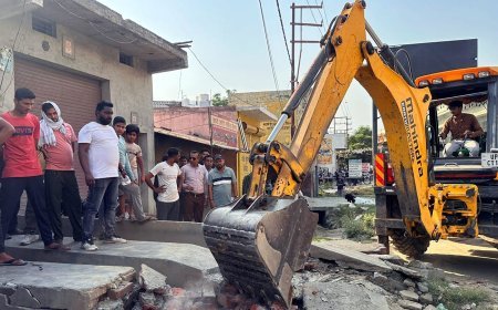 देवबंद न्यूज़: पालिका टीम ने जेसीबी से हटवाया अतिक्रमण, जुर्माना भी वसूल किया, अतिक्रमणकारियों में मचा हड़कंप।