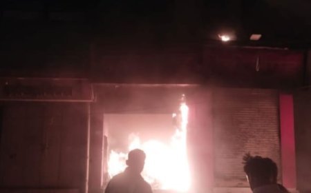  गाजीपुर न्यूज़: प्रतिष्ठित शोरुम बेबी लैंड में लगी भीषण आग, एक करोड़ की क्षति।