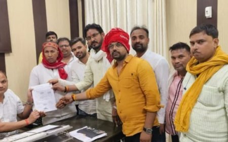 गाजीपुर न्यूज़: चेयरमैन के मनमाने रवैये से अक्रोशित सभासदों ने जिलाधिकारी को सौंपा पत्रक।