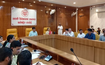 हरदोई न्यूज़: जिलाधिकारी ने की राजस्व कार्यों की बैठक।