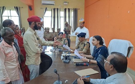 जिलाधिकारी एवं पुलिस अधीक्षक की अध्यक्षता में तहसील इकौना में सम्पूर्ण समाधान दिवस का हुआ आयोजन।