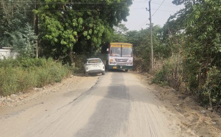 राहगीरों व भक्तों और श्रद्धालूओं की परेशानी का सबब बना छोटा संकरा रास्ता।