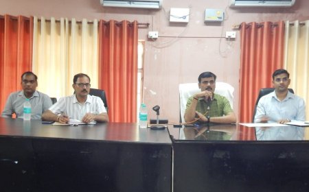 अवैध कब्जो एवं दाखिल ख़ारिज के मामलों का त्वरित निस्तारण करायें:- डी0एम0