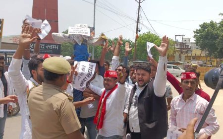 शाहजहांपुर न्यूज़: सपा छात्र सभा ने केंद्रीय शिक्षा मंत्री का पुतला जलाकर विरोध किया।