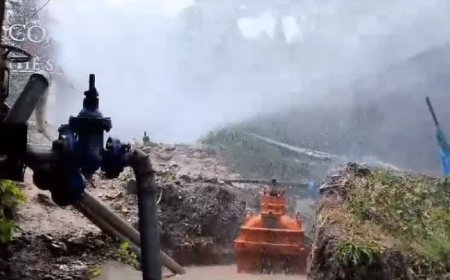 मसूरी में पेयजल योजना के तहत डाली गई पाइप लाइन का वॉल्व फटा, हजारों लीटर पानी हुआ बर्बाद, चौक पर बहा झरना।