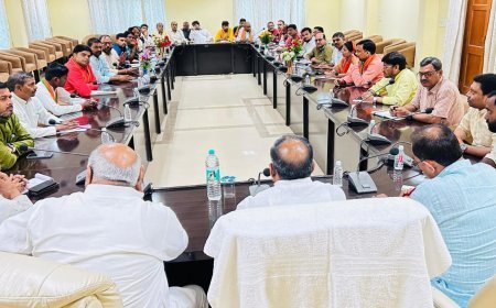 अंबेडकरनगर न्यूज़: योग शिविर में भाग लेने के बाद प्रभारी मंत्री ने अफसरों के सहयोग की किया समीक्षा।