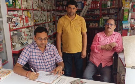 बलिया न्यूज़: नकली और एक्सपायरी दवाओं की बिक्री की शिकायत पर छापेमारी।