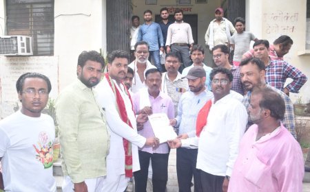 कानपुर न्यूज़: अघोषित बिजली कटौती लो वोल्टेज को लेकर सपा ने ज्ञापन सौपा। 