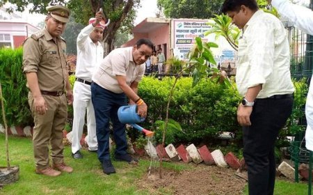 शाहजहांपुर न्यूज़: डीएम, एडीएम ने कलेक्ट्रेट मे किया वृक्षारोपण। 