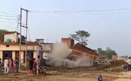 महराजगंज न्यूज़: भैया फरेंदा में भर-भराकर गिरा दो मंजिला मकान।