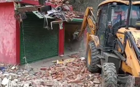 मसूरी मकरेती गांव पर एनजीटी के निर्देशों के बाद चला पीला पंजा, एक दर्जन से ज्यादा अवैध निर्माण ध्वस्त।