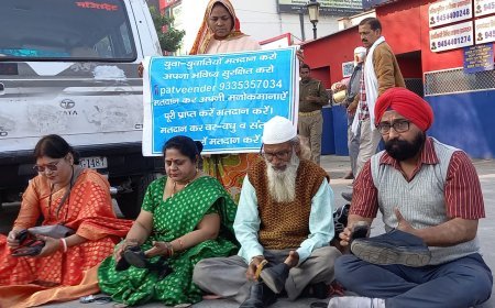प्रयागराज न्यूज़: सड़क पर बैठे सरदार जी,आओ भाई जूते-चप्पल मुफ्त में पॉलिश करा लो।