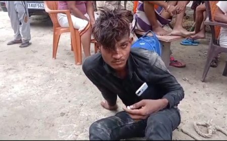 हरदोई न्यूज़: पुलिस के सामने दी गई तालिबानी सज़ा- बाइक चोरी करते पकड़े गए चोर की रस्सी से बांध कर हुई पिटाई।