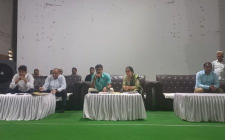 हरदोई न्यूज़: जिलाधिकारी ने किया स्थानांतरण विकल्पों के सम्बन्ध में संवाद।