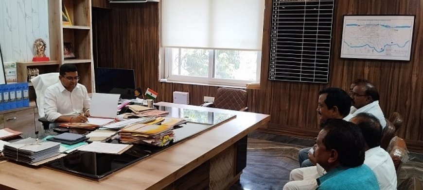 कानपुर न्यूज़: नगर निगम कर्मचारी संघ का एक प्रतिनिधि मंडल नगर आयुक्त शिवशरप्पा जी.एन.से मुलाकात की।