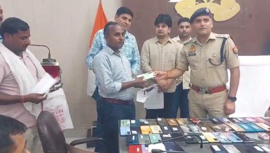 बिजनौर न्यूज़: एसपी ने चेहरों पर लौटाई मुस्कान, तीन माह में गुमशुदा हुए 32 लाख के 137 मोबाइल लौटाए।