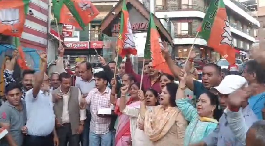 मसूरी में नरेंद्र मोदी के तीसरी बार प्रधानमंत्री बनने पर भाजपा कार्यकर्ताओं ने मनाया जश्न।