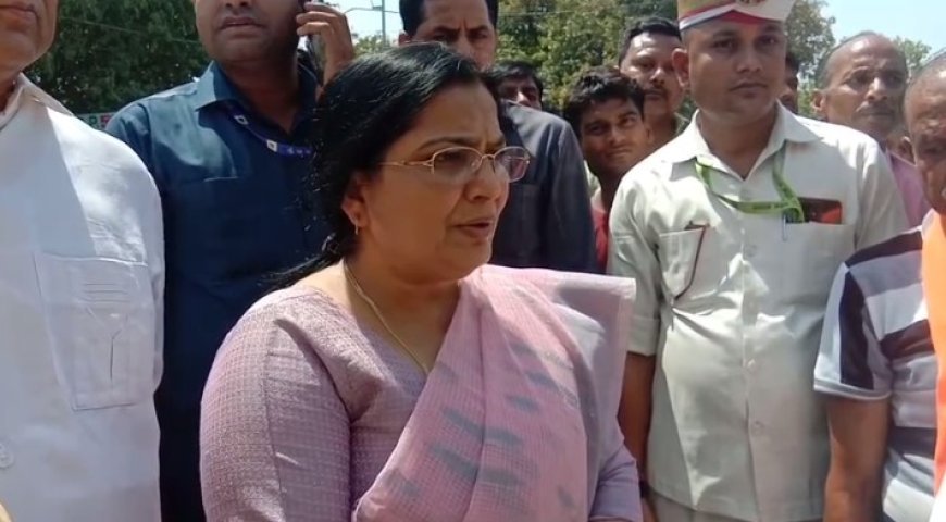 हरदोई न्यूज़: दर्दनाक हादसा- ट्रक पलटने से 8 लोगों की हुई मौत पर मंत्री पहुंची घटनास्थल पर।