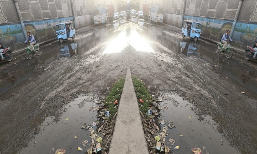 कानपुर न्यूज़: रोड नेशनल हाईवे का नाला ओवर फ्लो सड़क जलमंग्न सैकड़ो राहगीर गिरकर चौटहील। 