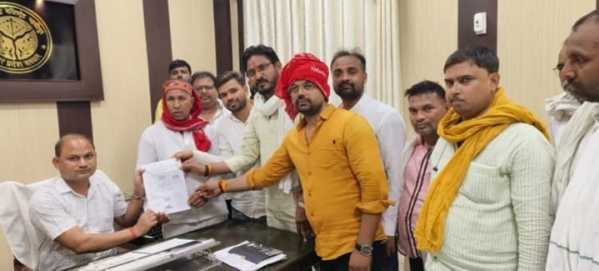 गाजीपुर न्यूज़: चेयरमैन के मनमाने रवैये से अक्रोशित सभासदों ने जिलाधिकारी को सौंपा पत्रक।