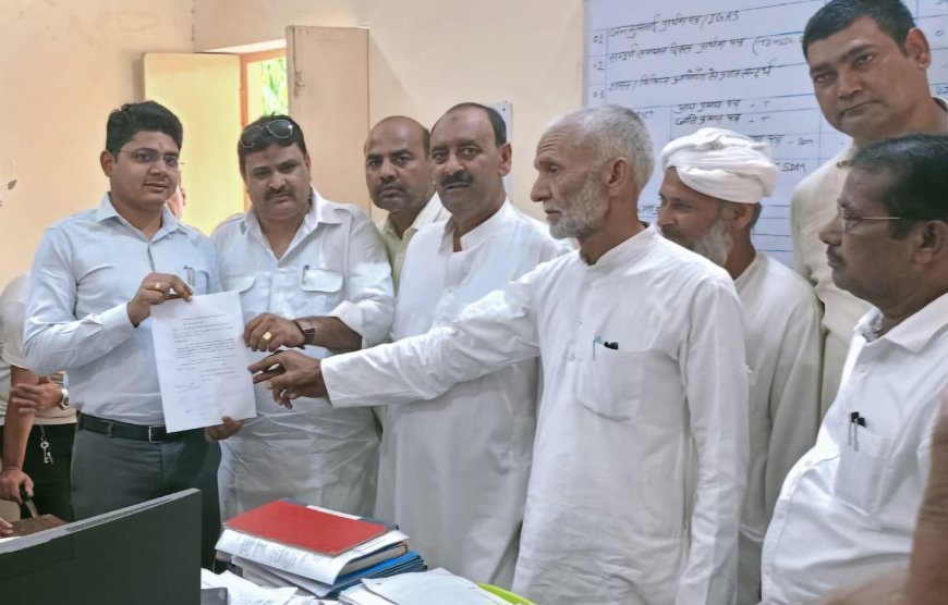 देवबंद न्यूज़: भीषण गर्मी में बिजली कटौती से परेशान सांपला के ग्रामीणों ने ऊर्जा मंत्री को भेजा ज्ञापन।