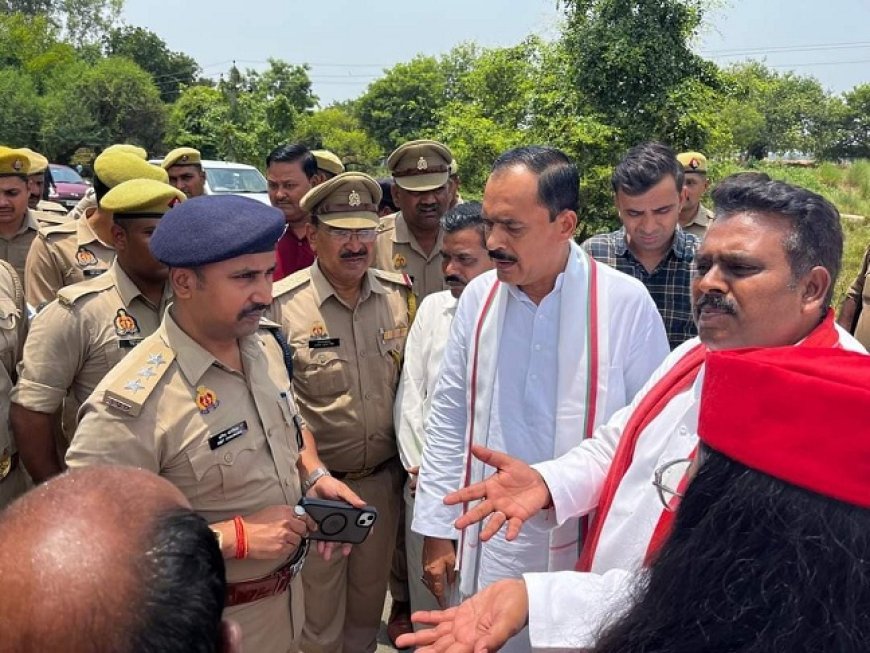 अखिलेश यादव के आदेश पर सपा का एक शिष्टमंडल कस्बा निगोही पहुंचा। 