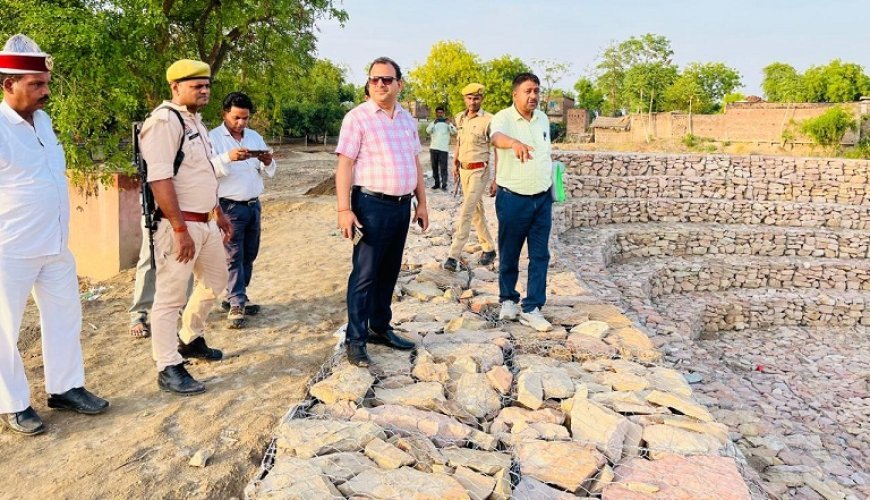 रामगढ़ और गोपालपुर में चल रहे कटानरोधी कार्यों का जिलाधिकारी ने किया निरीक्षण।