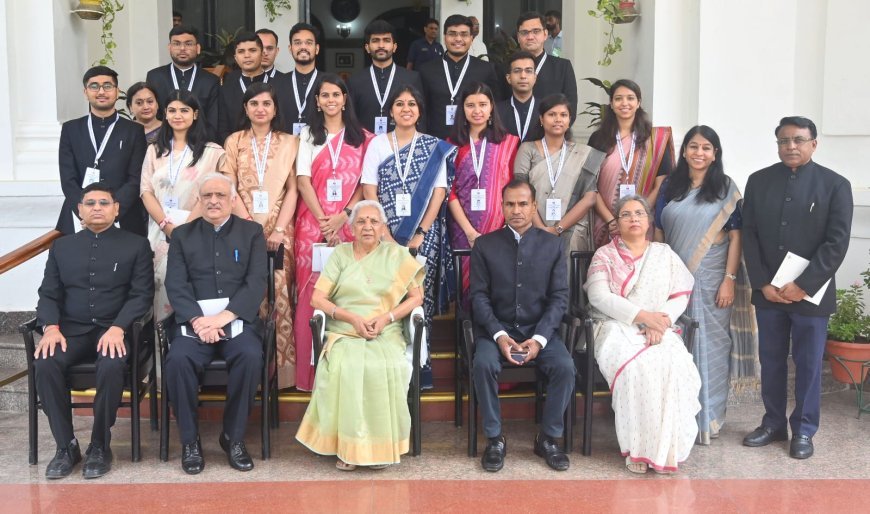 लखनऊ न्यूज़: राज्यपाल अनंदीबेन पटेल से प्रशिक्षु IAS अफ़सरों ने की मुलाक़ात।