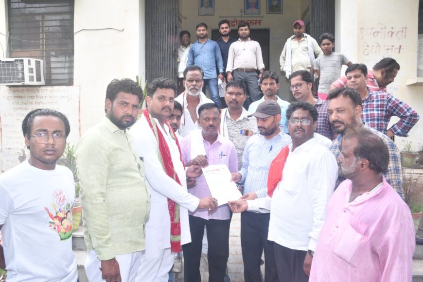 कानपुर न्यूज़: अघोषित बिजली कटौती लो वोल्टेज को लेकर सपा ने ज्ञापन सौपा। 