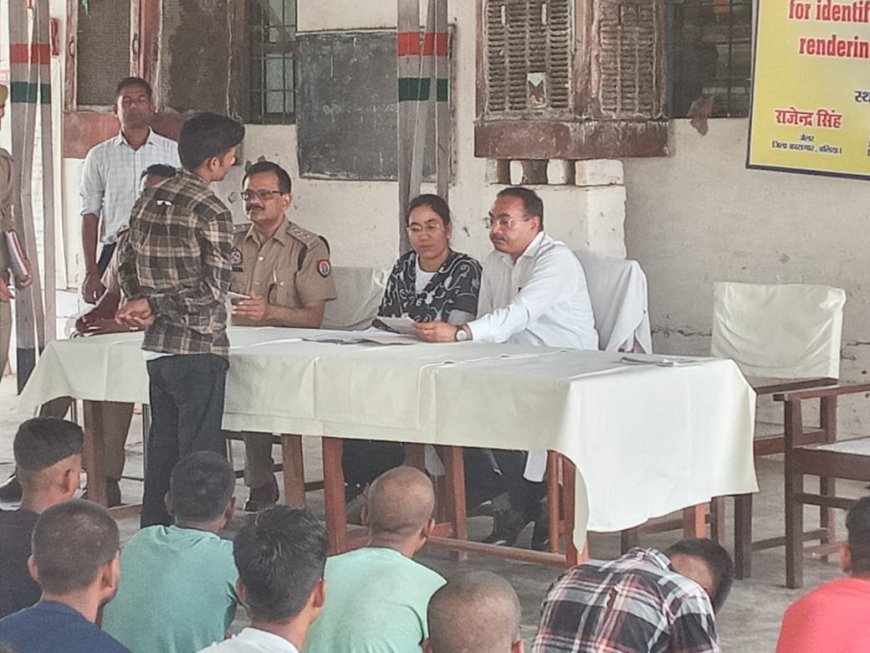 बलिया न्यूज़: जेल में विधिक साक्षरता जागरूकता शिविर का आयोजन, बंदियों को विधिक रूप से किया जागरूक।