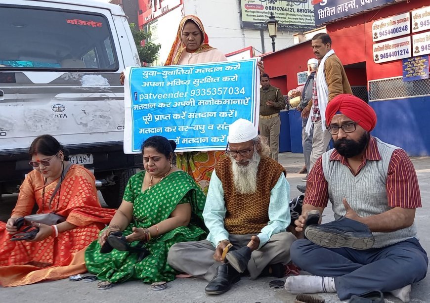 प्रयागराज न्यूज़: सड़क पर बैठे सरदार जी,आओ भाई जूते-चप्पल मुफ्त में पॉलिश करा लो।