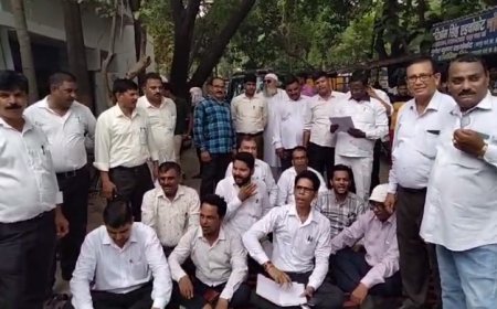 बिजनौर न्यूज़: अधिवक्ता नुसरत उल्ला खां को न्याय दिलाने की मांग को लेकर वकीलों ने दिया धरना, पुलिस के खिलाफ की नारेबाजी। 