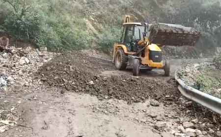 मसूरी टिहरी बाईपास राष्ट्रीय राजमार्ग 707 ए लक्ष्मण पुरी के पास भारी मात्रा में मलबा आने से हुआ बंद, 6 घंटे के बाद मार्ग को यातायात के लिये किया गया सुचारू। 