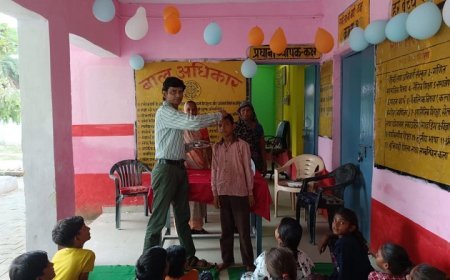 हरदोई न्यूज़: प्रधानाध्यापक संजीव मिश्रा ने रोली तिलक लगाकर बच्चों का स्वागत किया और नियमित विद्यालय आने के लिए प्रेरित किया।