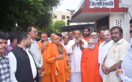 कानपुर न्यूज़: अखिल भारतीय क्षत्रिय महासभा एवं संत समाज ने जिलाधिकारी को सौंपा ज्ञापन।