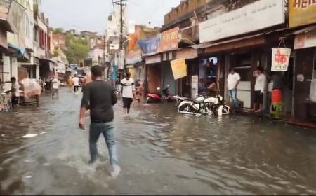 हरदोई न्यूज़: सुबह से लगातार हो रही बारिश से सड़कों पर भरा पानी, गलियां उफनाईं, नगर पालिका की खुली पोल। 