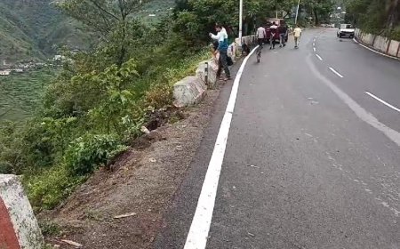 मसूरी में कार खाई में गिरी, तीन लडके और तीन लडकियां घायल।