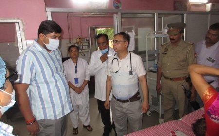 सीतापुर न्यूज़: जिला अस्पताल की ओपीडी में चिकित्सकों को अनुपस्थित देख डीएम ने जताई नाराजगी।