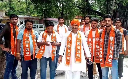 बिजनौर न्यूज़: शिवरात्रि के पावन पर्व पर शिवभक्तों को सुरक्षा प्रदान करने के लिए डीएम से मिले शिव सैनिक। 