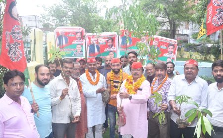 कानपुर न्यूज़: सपा अल्पसंख्यक सभा ने किया वृक्षारोपण, हरे भरे पौधे लगाकर लोगों को जीवन दान दें। 