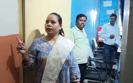 हरदोई न्यूज़: बीएसए रतन कीर्ति ने ऑफिस में गंदगी देख हुई नाराज, कर्मचारियों को लगाई फटकार।