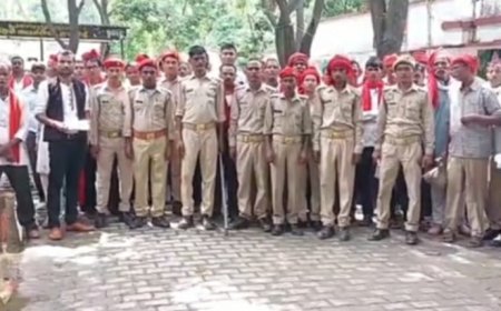 हरदोई न्यूज़: चौकीदार बोले...सफाई कर्मियों वाली वर्दी ना बाबा ना, एसपी को सुनाया दर्द, कहा पुलिस वाले कर रहें है उत्पीड़न। 