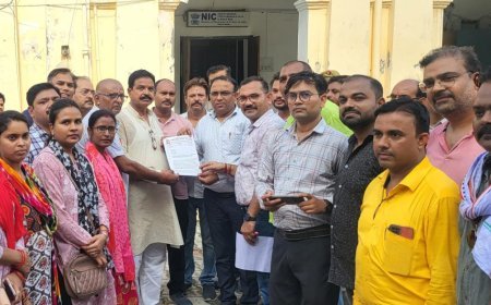 हरदोई न्यूज़: शिक्षकों ने ऑनलाइन उपस्थिति का किया जोरदार विरोध प्रदर्शन, शिक्षकों में शासन/विभाग के प्रति व्यापक आक्रोश।