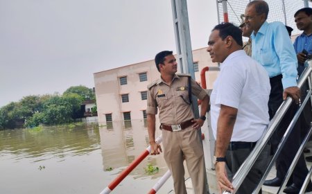 शाहजहांपुर न्यूज़: डीएम एसपी ने अधिकारियों के साथ बाढ़ प्रभावित क्षेत्रों का किया निरीक्षण।