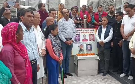 मसूरी  न्यूज़: जम्मू कश्मीर के कठुआ हमले में शहीद हुए जवानों को मसूरी में दी गई श्रद्धांजलि, केन्द्र सरकार से आतंकवाद के खिलाफ कार्यवाही की करी मांग।